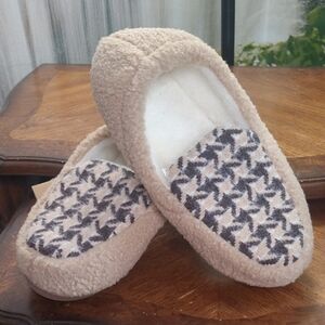 New with tags! Womens 8 Cozy Thick Tan Brown indoor outdoor Memory Foam Slippers